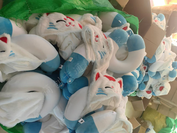 Large quantities of U-shaped neck pillows are currently being produced in the factory. Large quantities of U-shaped neck pillows are currently being produced in the factory.